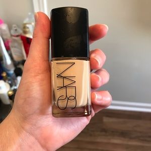 Mars Sheer Glow Foundation in Light 4 Deauville.